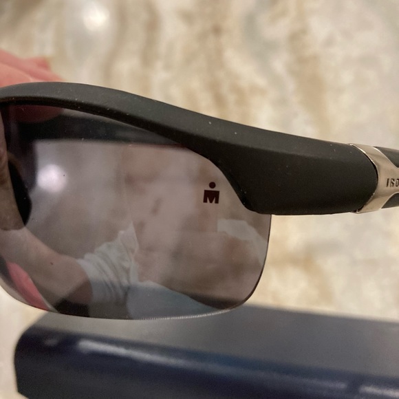 Ironman sunglasses from Foster Grant with case and cleaning cloth - Picture 3 of 6